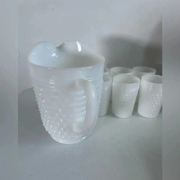Vintage Anchor Hocking White‎ Hobnail Milkglass Pitcher and Glasses - Picture 4 of 9